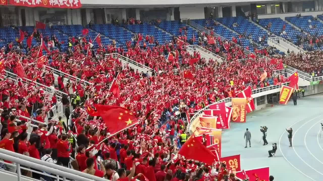 球迷热情高涨:现场氛围究竟有多火爆? 球迷热情高涨:现场氛围究竟有多火爆?