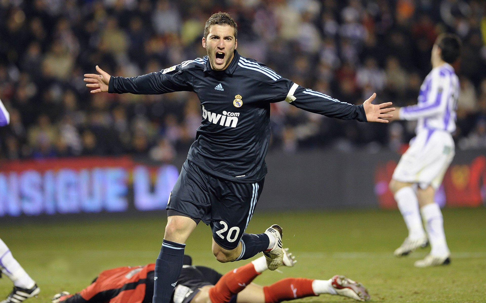 爱游戏体育官方网站-中超榜首大战，上海申花险胜山东泰山，上海申花vs山东鲁能泰山